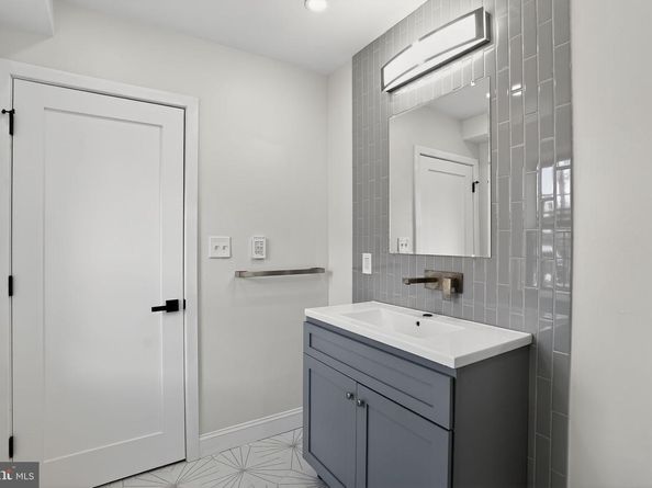 1300 S 6TH Street, Philadelphia PA 19147