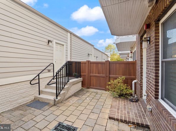 1137 S Monroe Street S, Arlington VA 22204