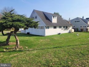 19 Camellia Road, Levittown PA 19057