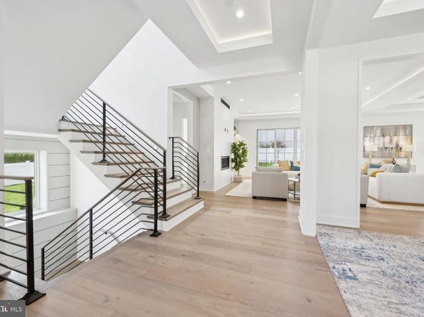 1110 Hillcrest Drive SW, Vienna VA 22180
