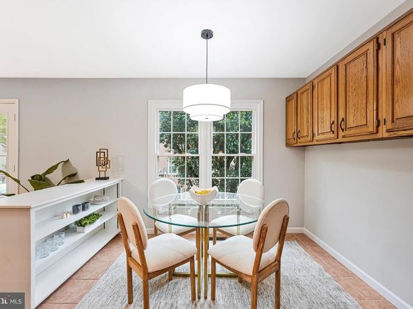 2111 Kings Garden Way, Falls Church VA 22043