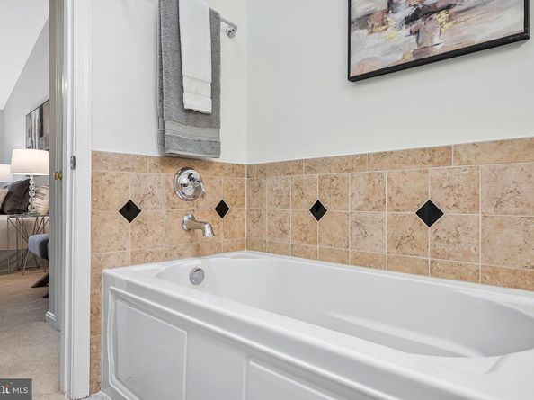 2111 Kings Garden Way, Falls Church VA 22043