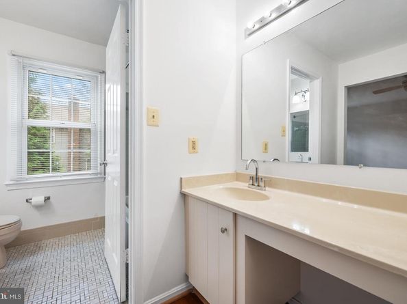 2880 Kelly Square, Vienna VA 22181