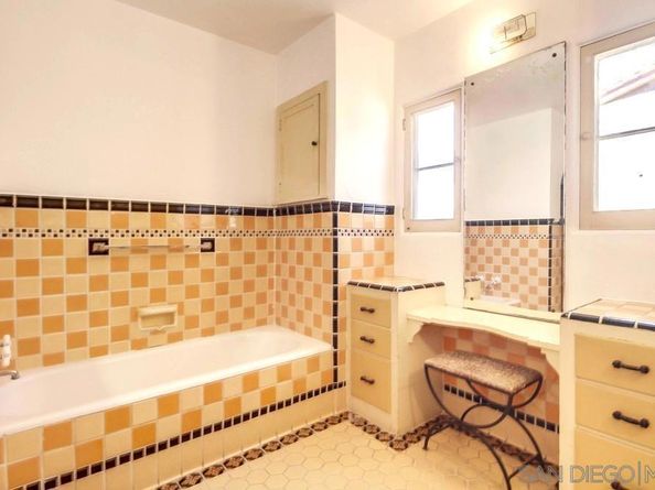 2854 Albatross St, San Diego CA 92103