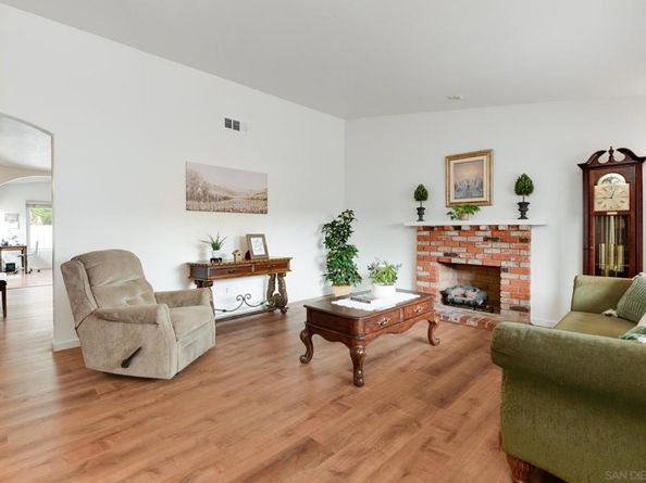 1568 Larkhaven Dr, Chula Vista CA 91911