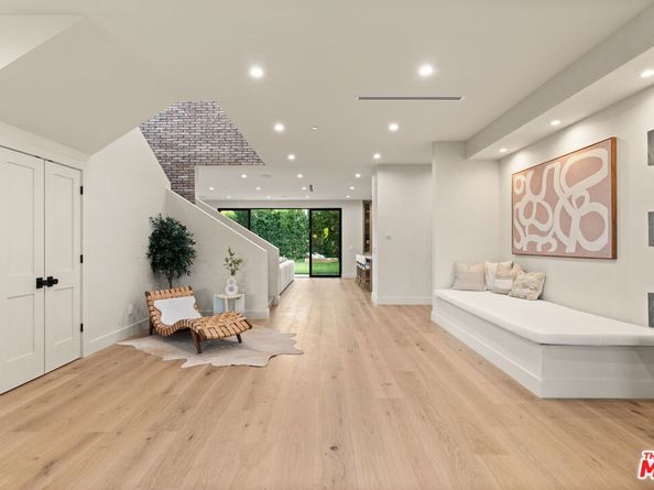 11746 La Maida Street, Valley Village CA 91607