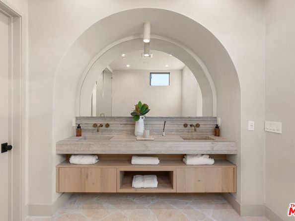 11746 La Maida Street, Valley Village CA 91607