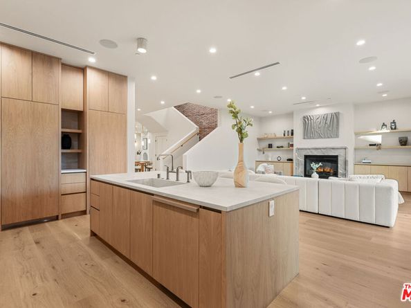 11746 La Maida Street, Valley Village CA 91607