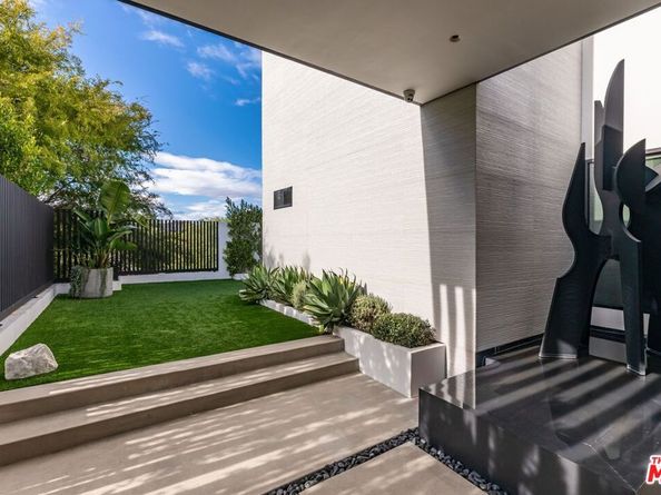 9455 Eden Drive, Beverly Hills CA 90210