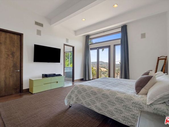 3006 Vista Crest Drive, Los Angeles CA 90068