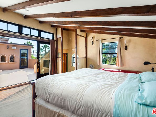 667 Santa Clara Avenue, Venice CA 90291