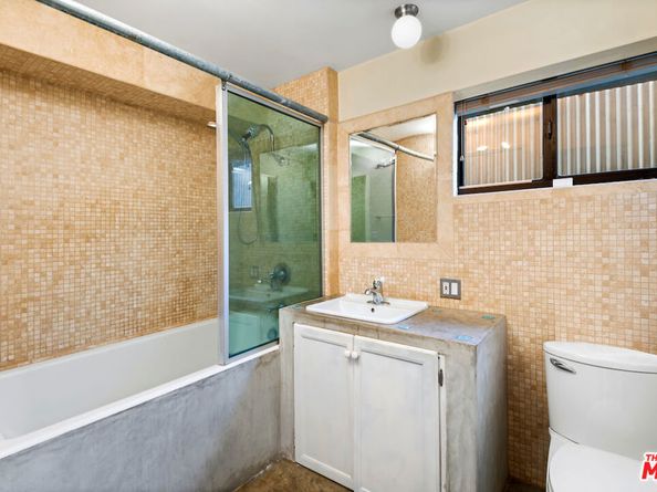 667 Santa Clara Avenue, Venice CA 90291