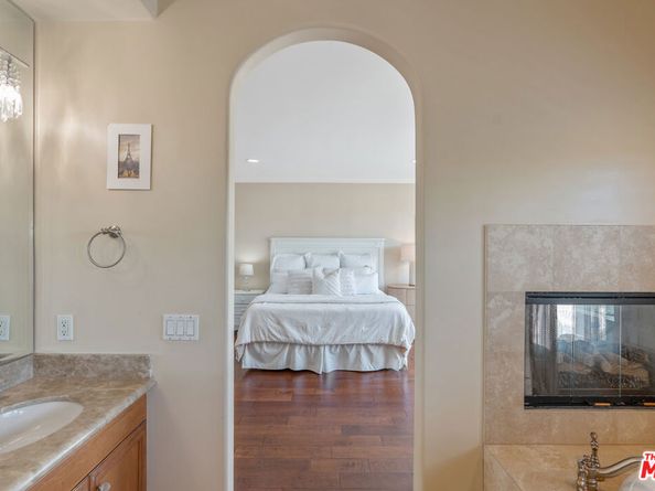 23963 De Ville Way, Malibu CA 90265