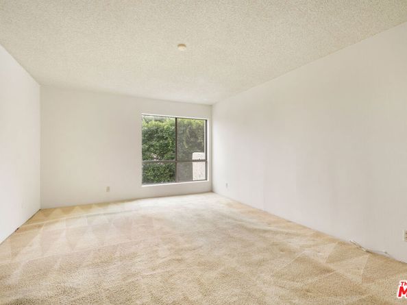 8400 De Longpre Avenue 104, West Hollywood CA 90069