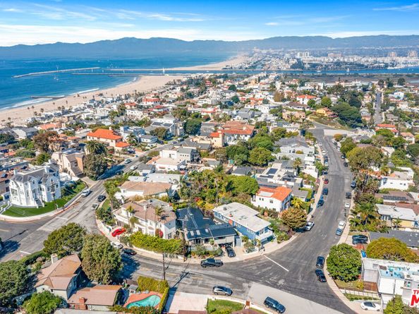 7421 Earldom Avenue, Playa Del Rey CA 90293