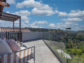 8280 Grand View Drive, Los Angeles CA 90046