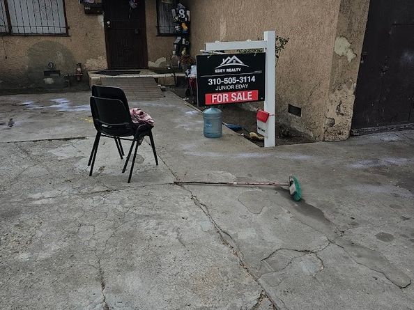 910 E 107, Los Angeles CA 90002