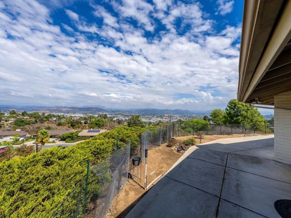 275 HiHill Way, El Cajon CA 92020