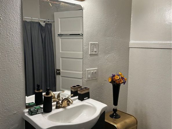 4727 Oakwood Avenue, Los Angeles CA 90004