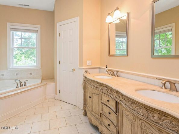 32 Meyer Place, Riverside CT 06878