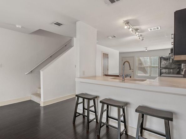1101 Grove BLVD 206, Austin TX 78741