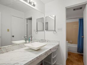 914 W 22nd 1/2 ST 304, Austin TX 78705