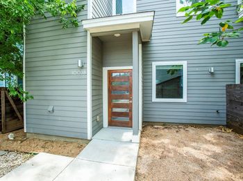 1003 Valdez ST