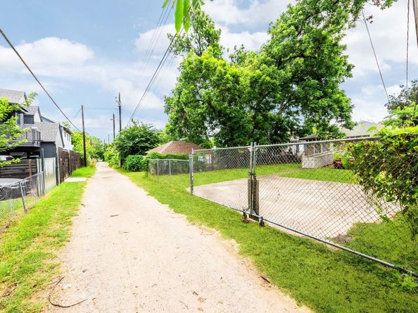 2032 E Cesar Chavez ST, Austin TX 78702
