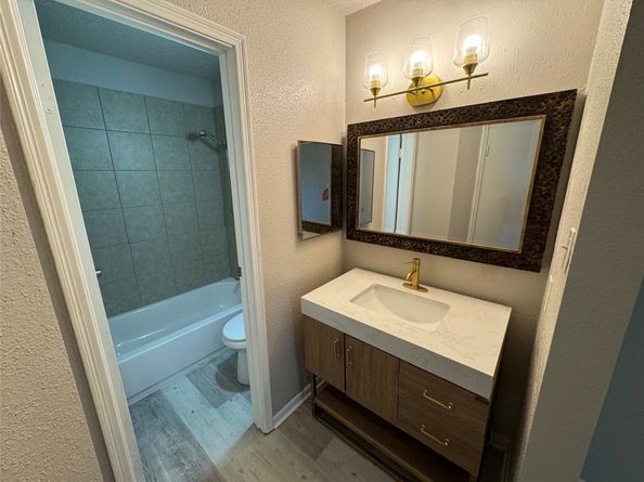 10101 S Gessner Road 305, Houston TX 77071