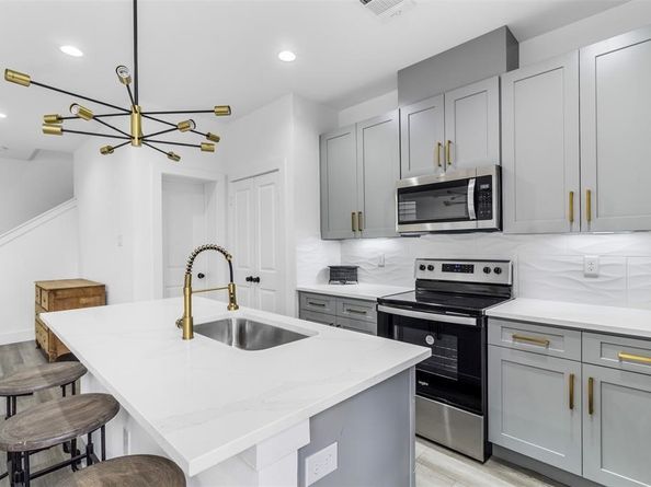 409 Alvia Run Lane B2, Houston TX 77018