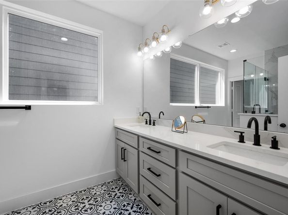 409 Alvia Run Lane B2, Houston TX 77018