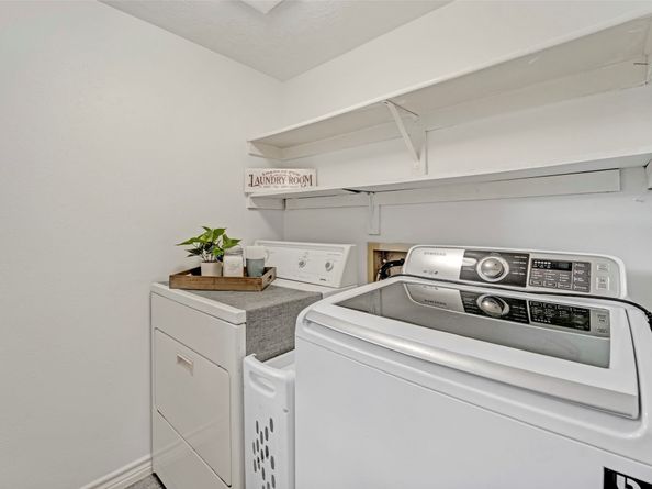 17 E Wandering Oak Drive, The Woodlands TX 77381