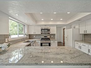 17 E Wandering Oak Drive, The Woodlands TX 77381