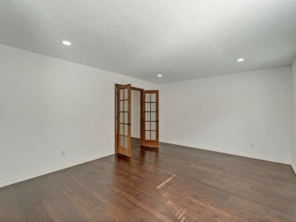 17 E Wandering Oak Drive, The Woodlands TX 77381