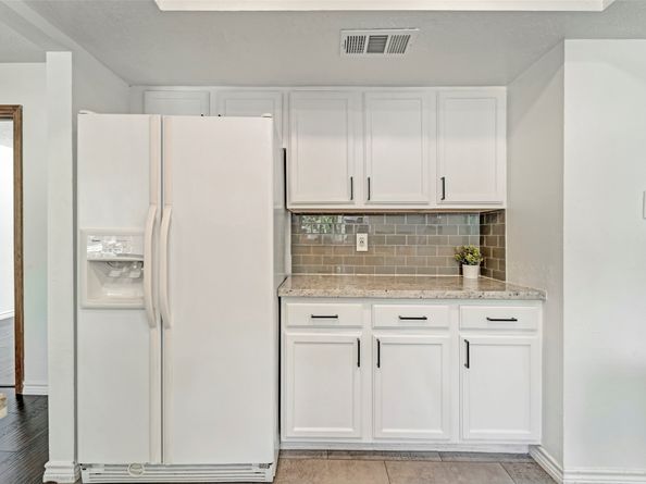 17 E Wandering Oak Drive, The Woodlands TX 77381