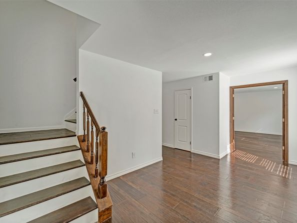 17 E Wandering Oak Drive, The Woodlands TX 77381