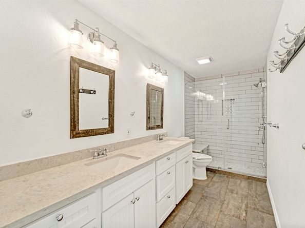 17 E Wandering Oak Drive, The Woodlands TX 77381