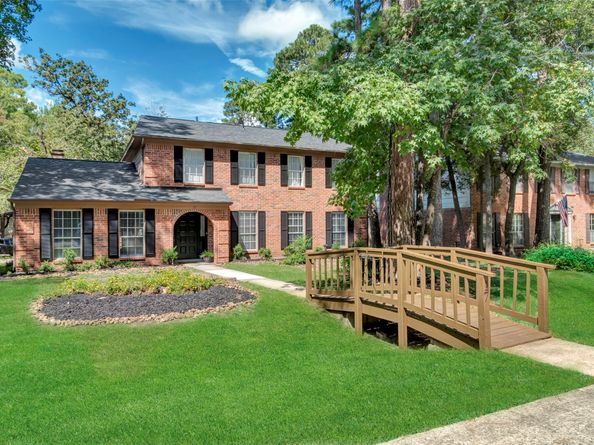 17 E Wandering Oak Drive, The Woodlands TX 77381
