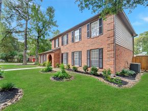 17 E Wandering Oak Drive, The Woodlands TX 77381