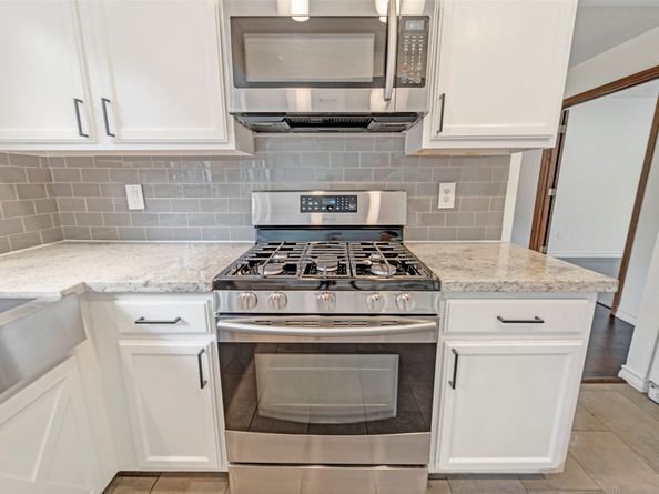 17 E Wandering Oak Drive, The Woodlands TX 77381