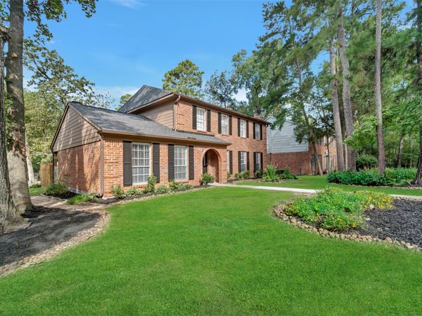 17 E Wandering Oak Drive, The Woodlands TX 77381