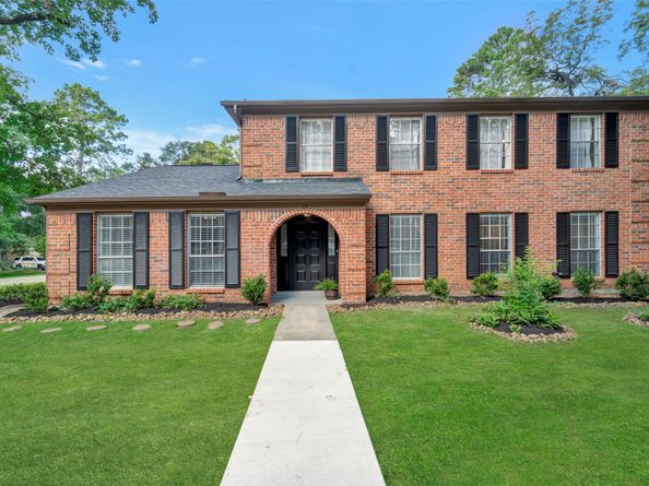 17 E Wandering Oak Drive, The Woodlands TX 77381