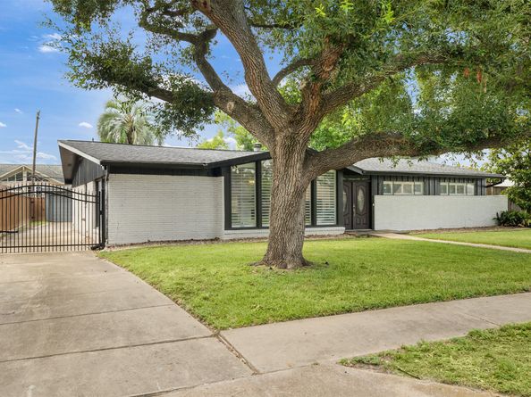 4923 Valkeith Drive, Houston TX 77096