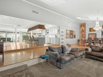 758 W 42nd Street