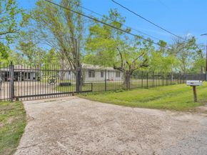 1725 Strawn Road, Houston TX 77039