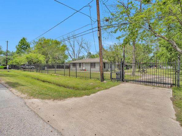 1725 Strawn Road, Houston TX 77039