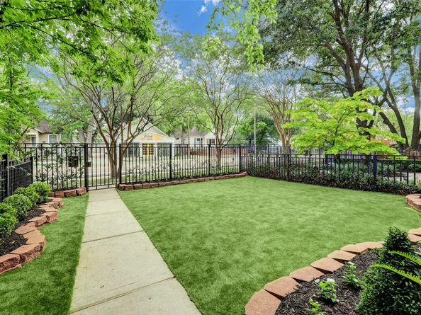 517 E 11th Street, Houston TX 77008