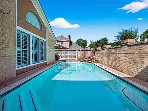 291 Wood Loop Street, Houston TX 77015