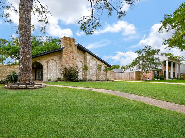2735 Triway Lane, Houston TX 77043
