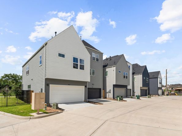 2305 Springwood Vista Lane, Houston TX 77055